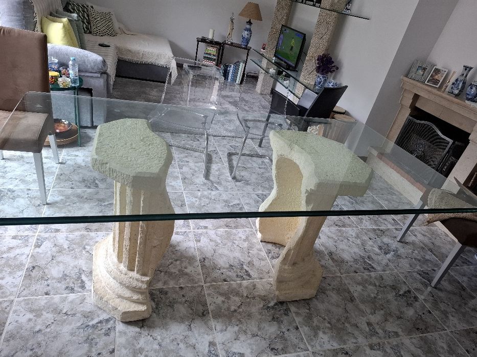 Mesa de vidro com pes em msrmore