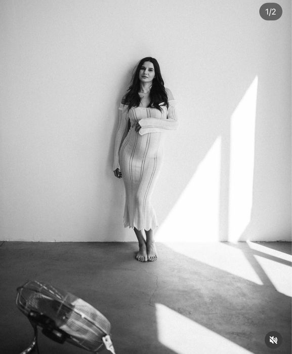 Довга плетена бежево-молочна сукня