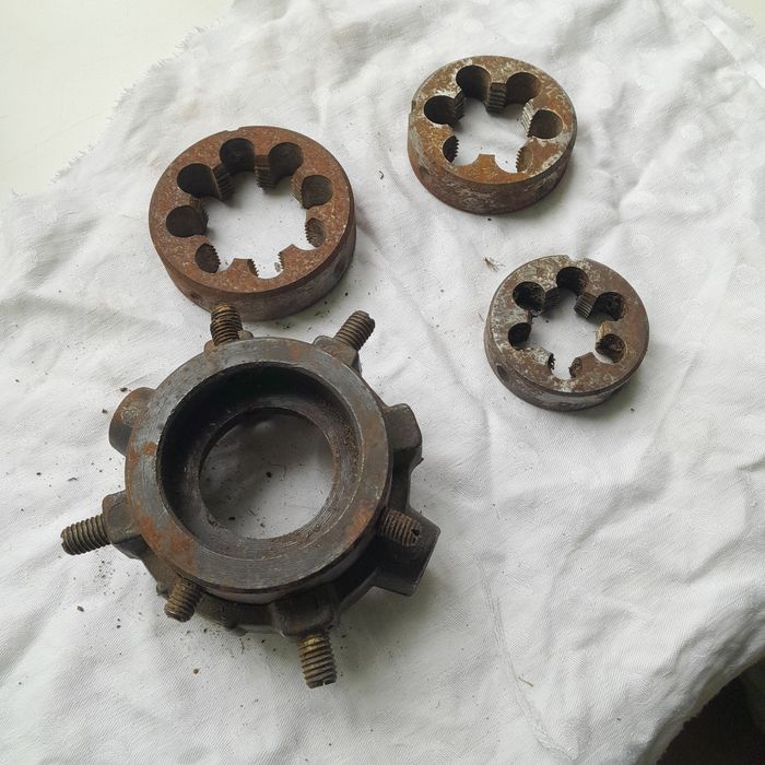 Клупп и плашки 3 шт.