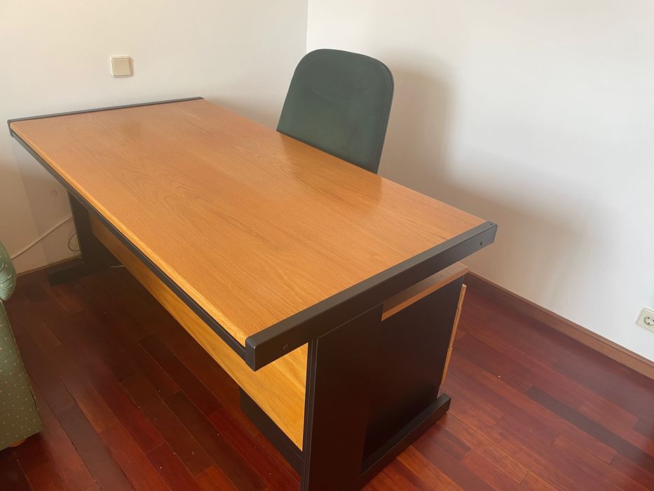 Secretária e cadeira de escritório