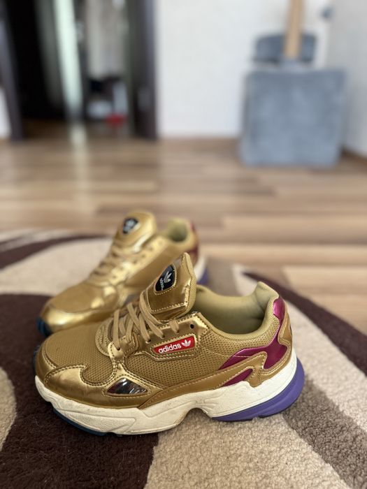 Кросівки adidas золотого кольору