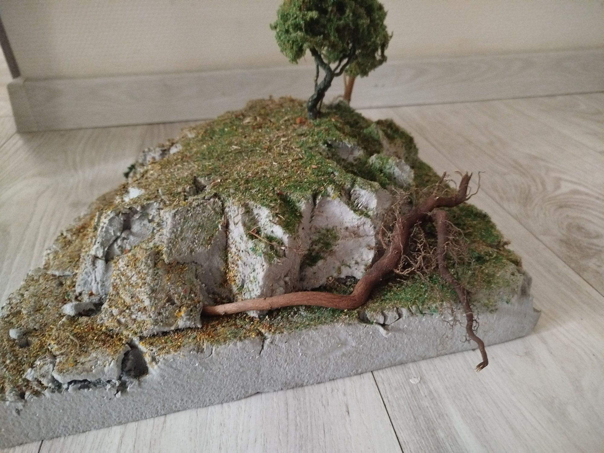 Makieta- diorama- drzewo na skale