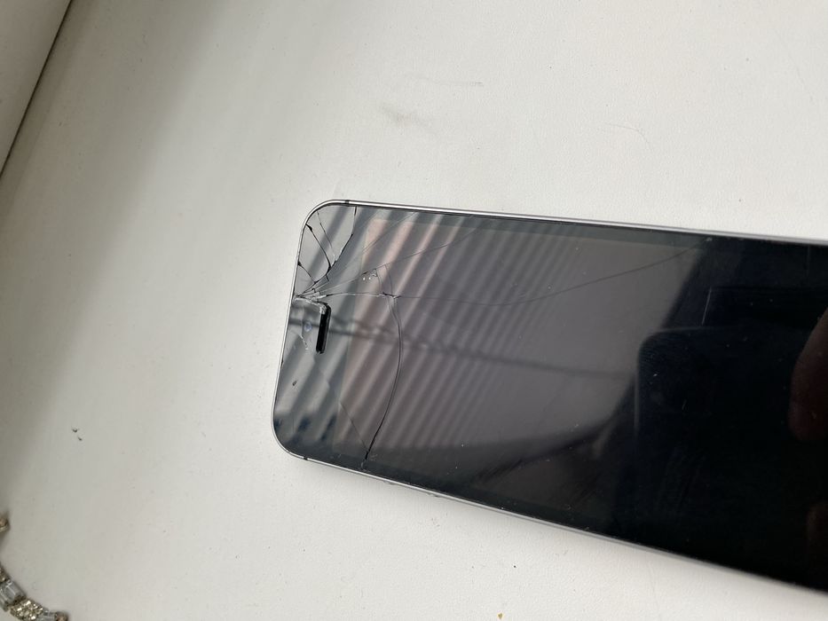 Iphone 5s.     16gb