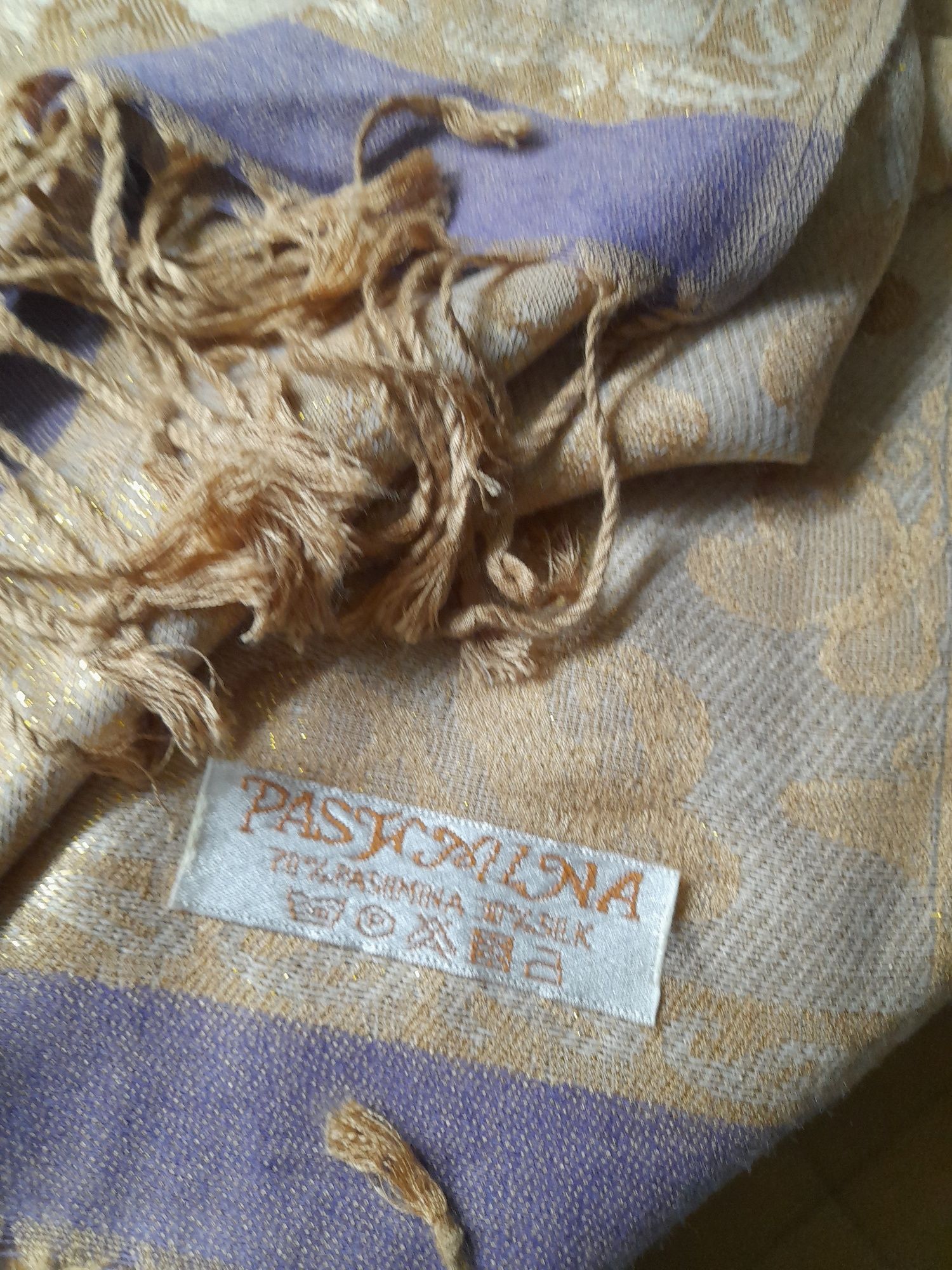 Echarpe em tons lilás e dourados em seda