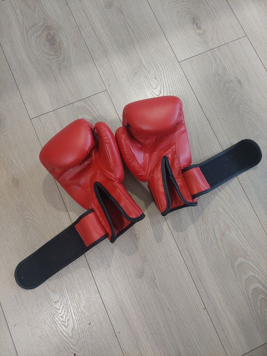 Czerwone rękawice bokserskie do taekwondo karate sztuki walki boks
