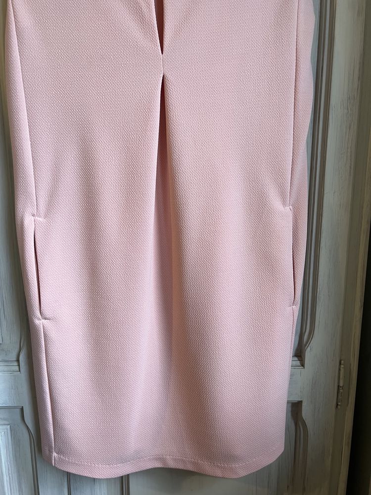 Brzoskwiniowa sukienka mini. Reserved