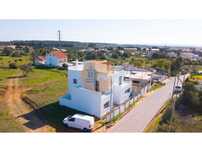 Moradia geminada nova de 3 quartos em Bernarda, Altura, com terraço.