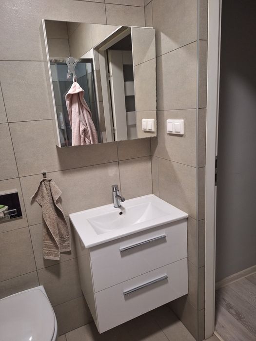 Szafka z umywalką i szafka z lustrem