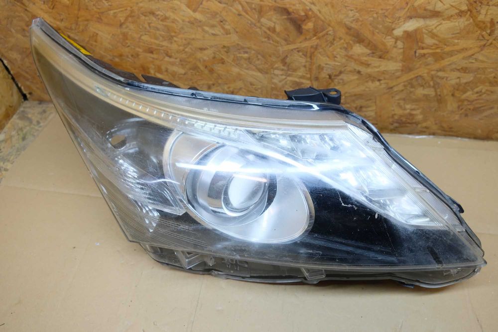 Lampa prawy przód Toyota Avensis III T27 Lift