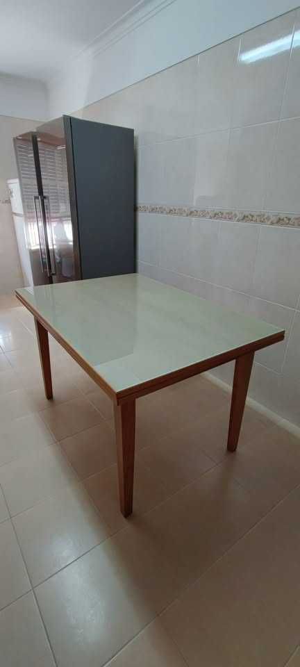 Mesa em Pinho Maciço - para Cozinha/Sala