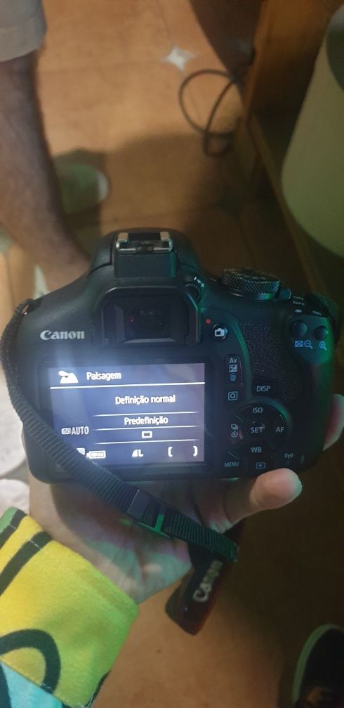 Canon EOS 2000D .