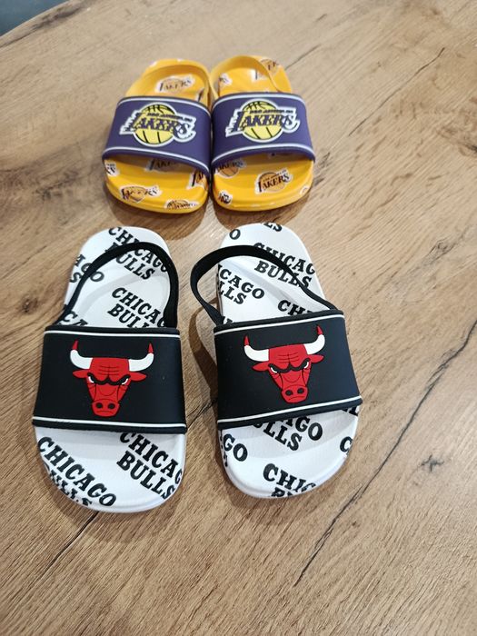 Klapki kapcie dziecięce komplet dwie pary r24 Lakers i 25/26 Ch.Bulls