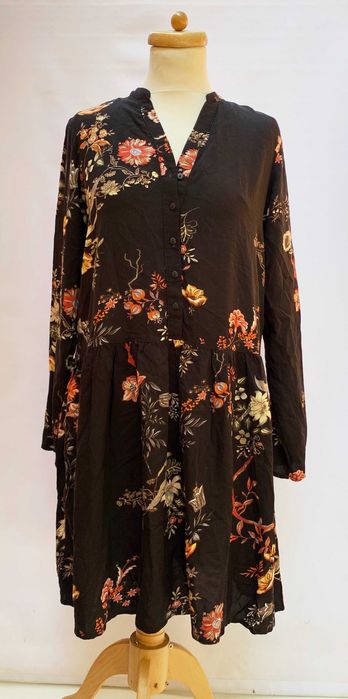 Sukienka Czarna Kwiaty Pieces M 38 Rozkloszowana Kwiatki