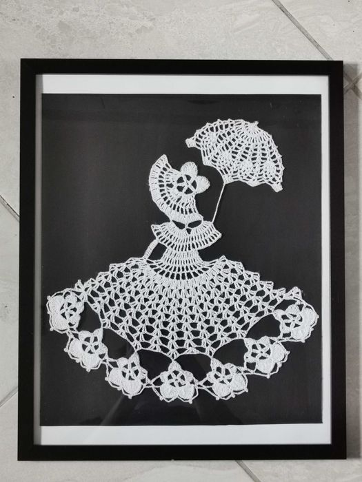 Rękodzieło na szydełku w ramie "Dama z parasolką" ręczna robota