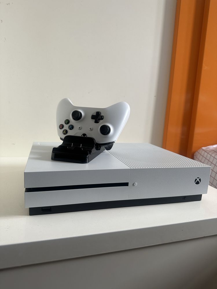 Xbox One S 1tb + controller + jogo