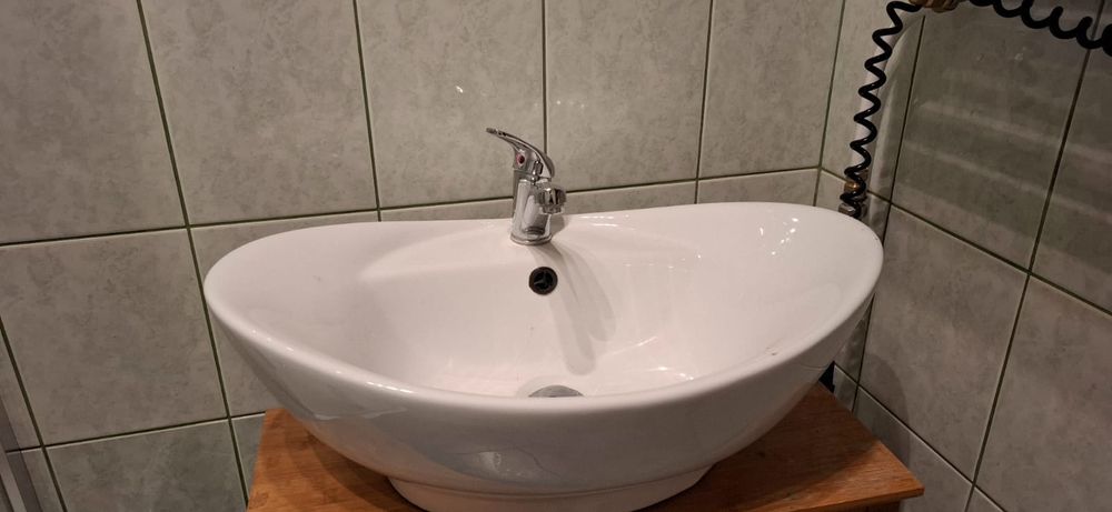Umywalka z baterią plus szafka