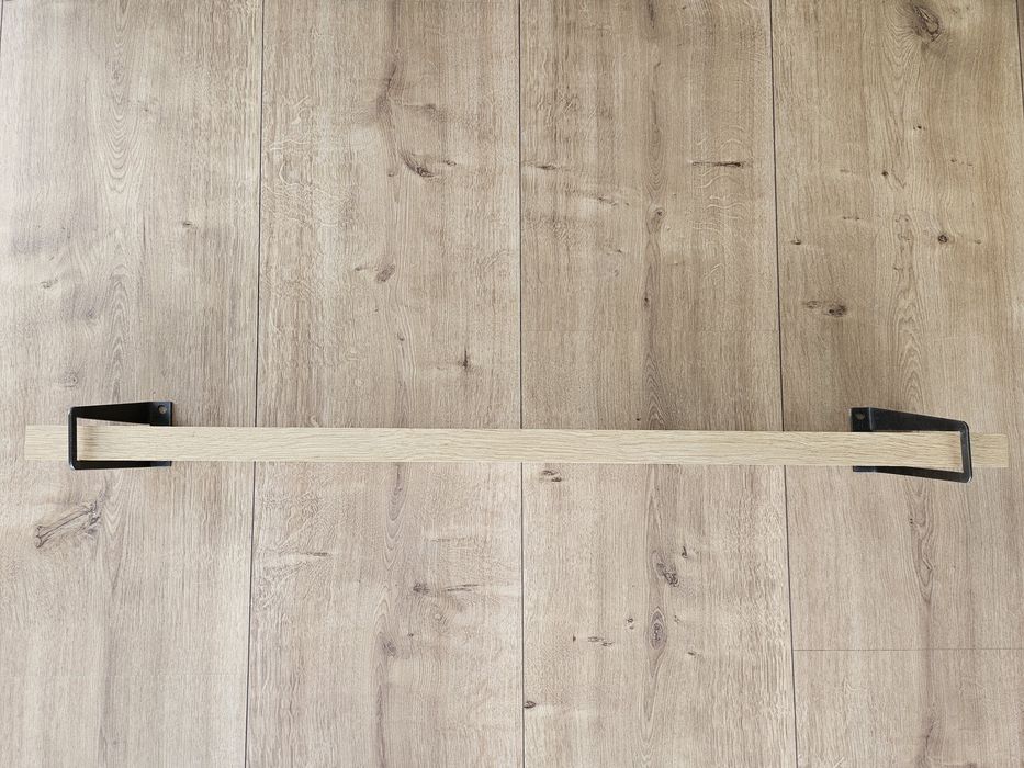 Drewniana półka ze wspornikami