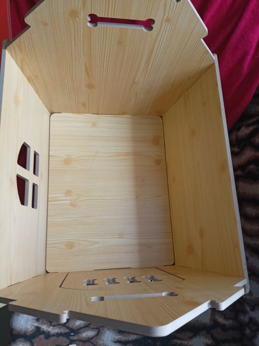 Drewniany składany domek dla psa 
Powystawowy - wada widoczna na zdjęc
