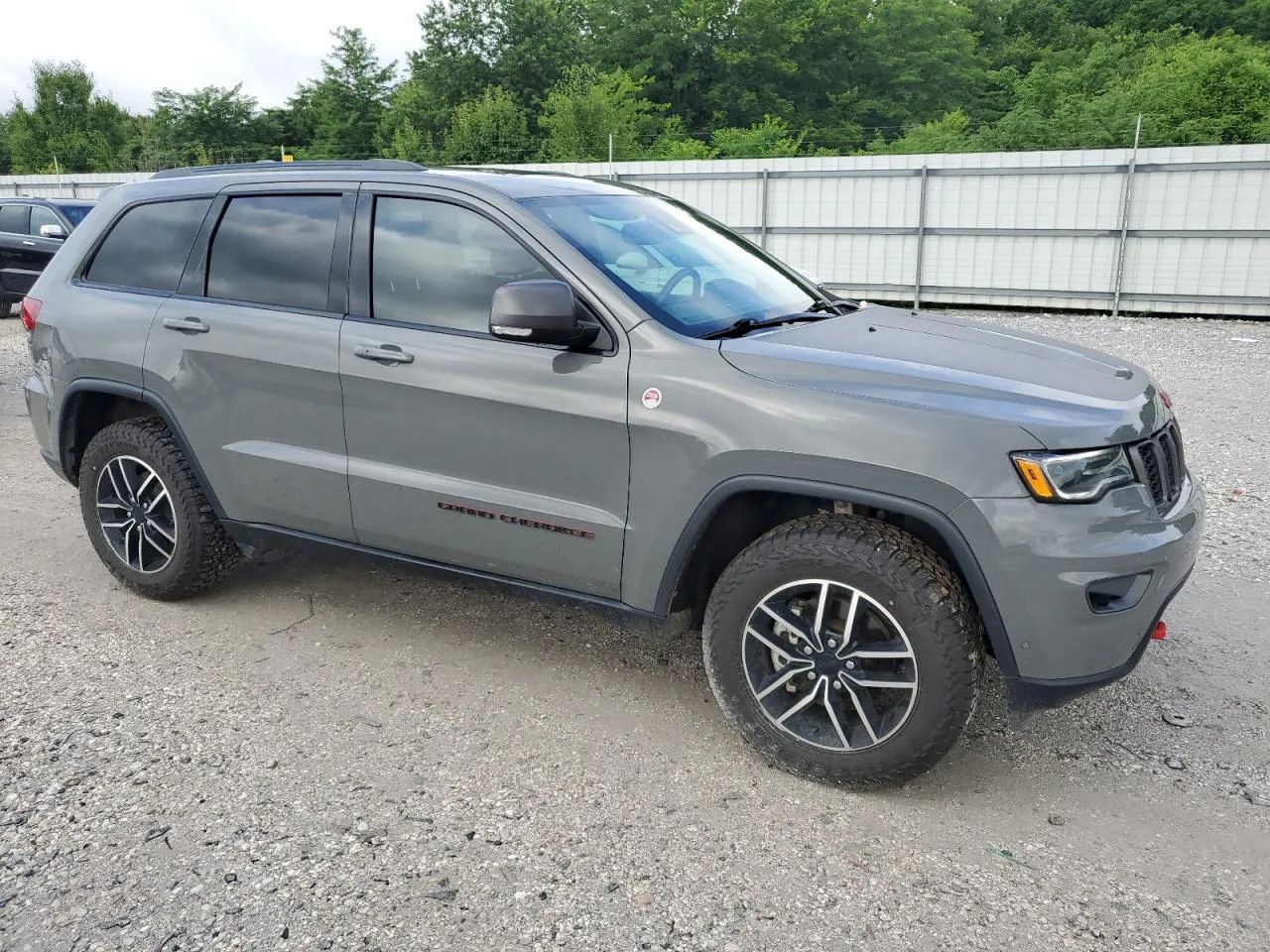 Jeep Grand Cherokee Wersja Trailhawk – terenowy charakter i dodatkowe wyposażenie off-road