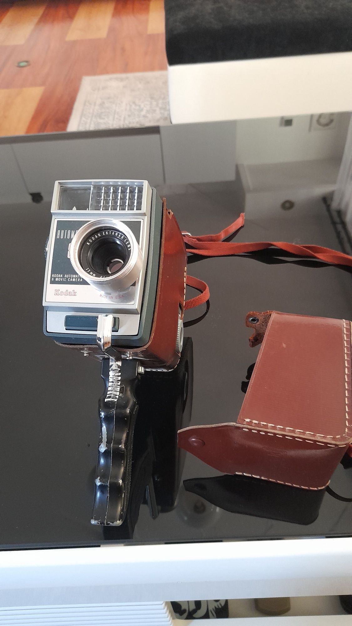 Kamera ręczna kodak 8 mm w stanie idealnym funkcjonuje w pokrowcu skur