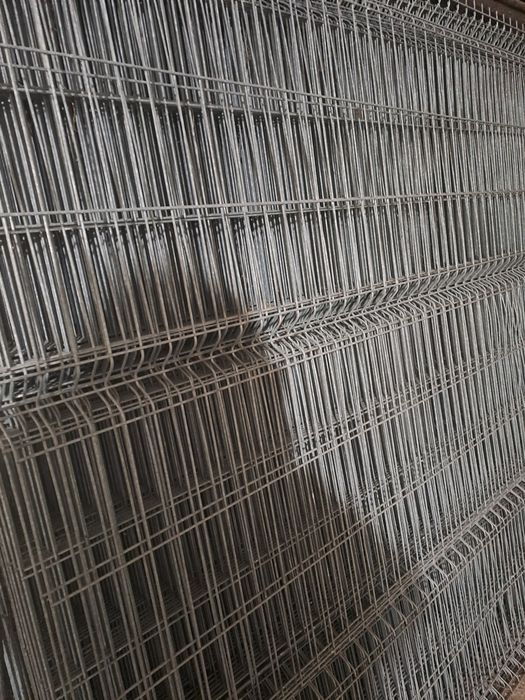 Продам металеву оцинкованусітку для огорожі.