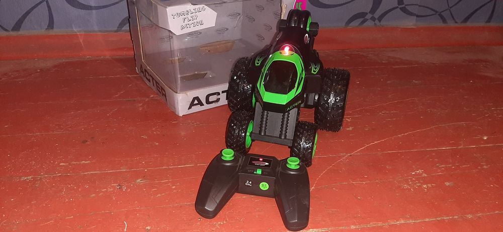 Машинка перевертышь на радиоуправлении.