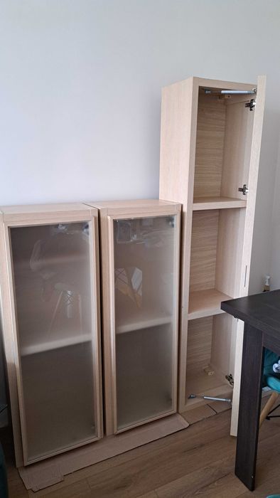 Szafka z przeszklonym frontem, jasne drewno Black Red White