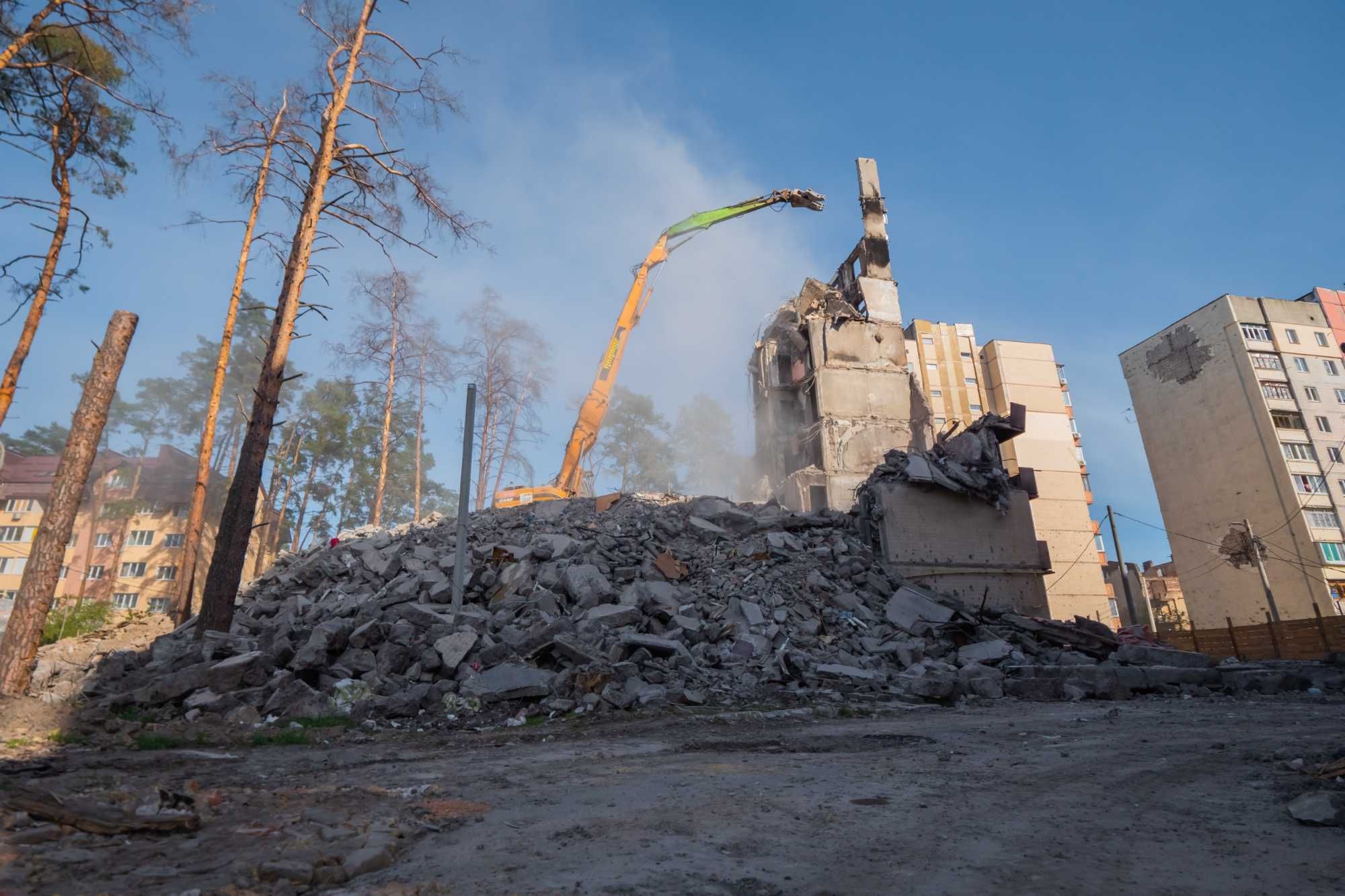 Демонтаж будинків, труб, фундаменту, складу, ангару. Знесення. Снос