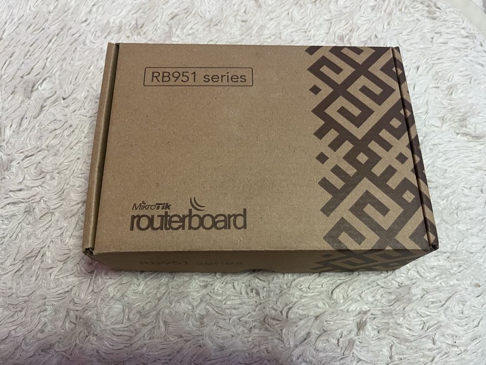 Маршрутизатор Роутер Комутатор MikroTik RouterBOARD RB951Ui-2HnD