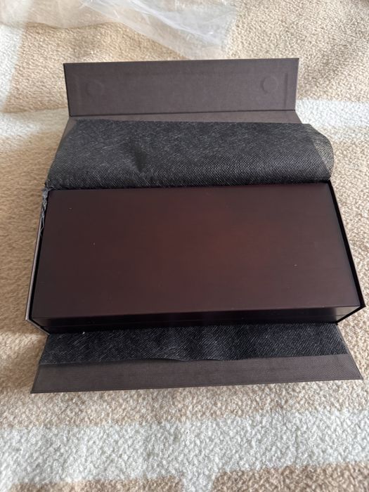 У наявності срібний набір`Державні символи України`у футлярі