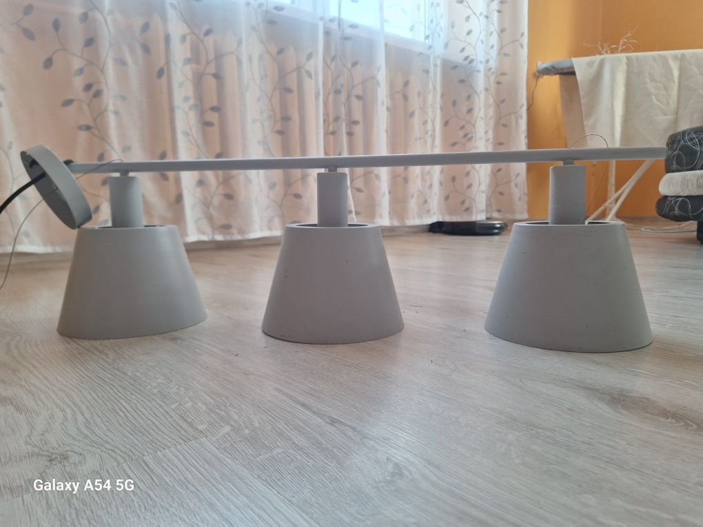Lampa trzykloszowa