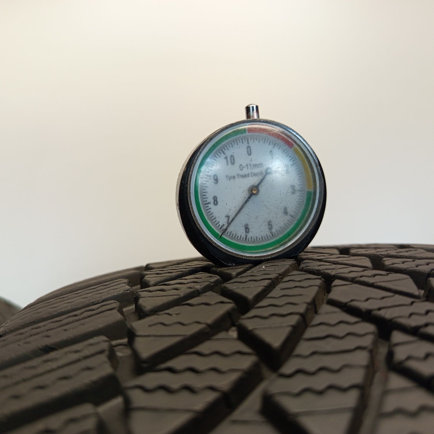 215/55R17 Bridgestone Blizak Lm005
