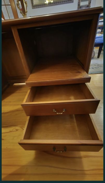 Secretaria maciça (cerejeira)