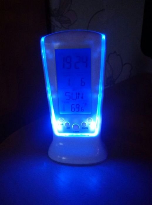 Электронные настольные часы-будильник с подсветкой