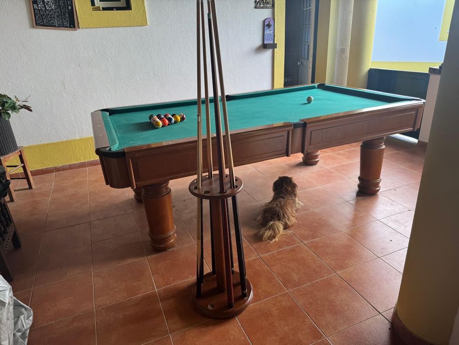 Mesa de SINUCA / SNOOKER com 15 bolas e tacos impecável