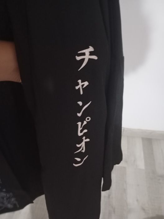 T-shirt preta com frase japonesa