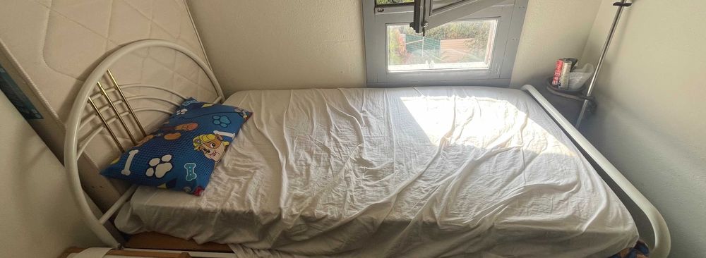 Cama de crianca branca e dourada