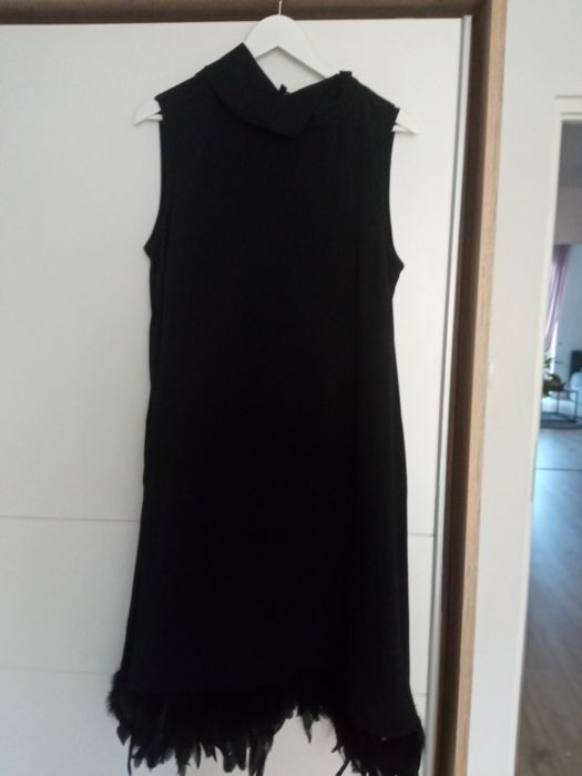 Czarna sukienka weselna/sylwestrowa  z piórami oversize