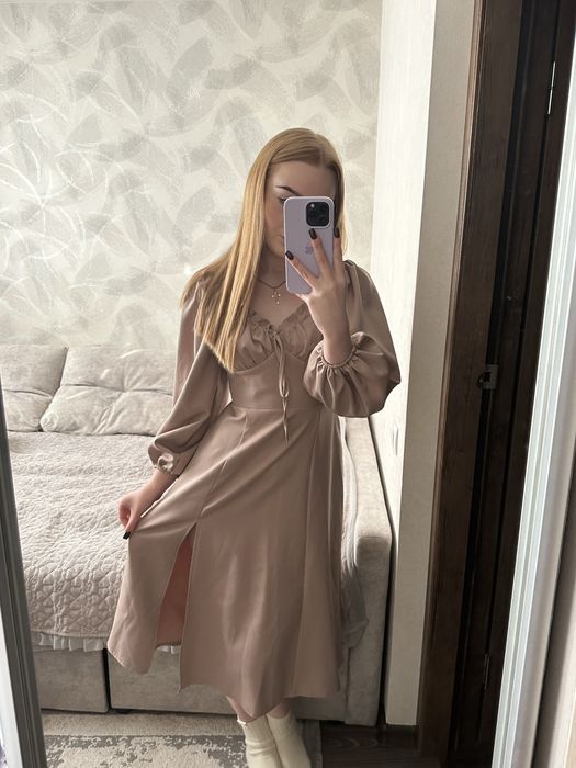 Вечірня сукня із розрізом та акцентом на талії