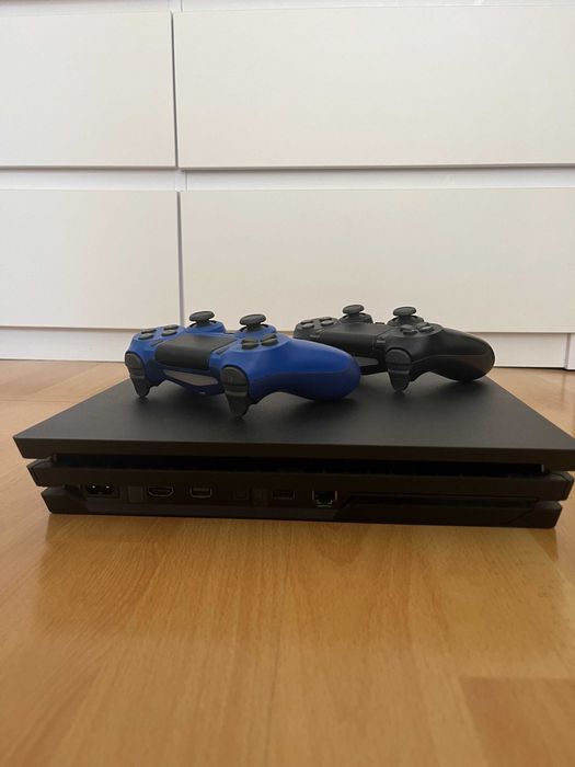 PlayStation 4 Pro 1TB (CUH-7216B) + komplet padów + gry