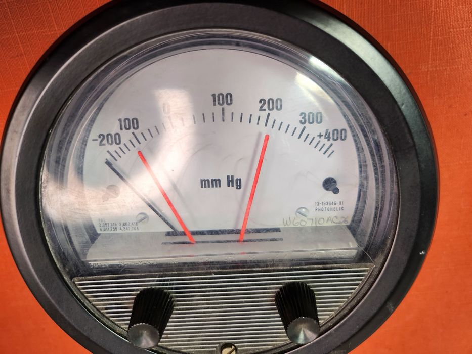 manometr różnicowy.  Dwyer Photohelic® Gage.