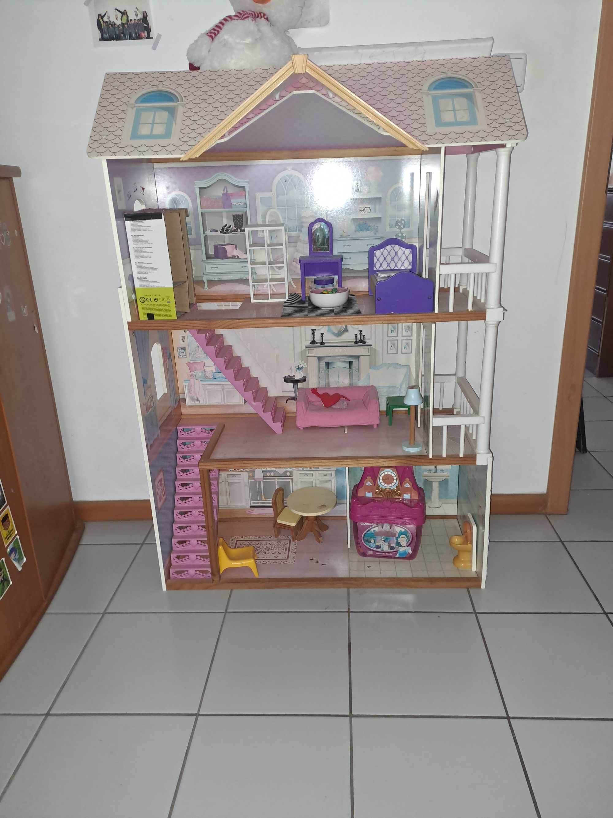 Casa e cozinha de bonecas