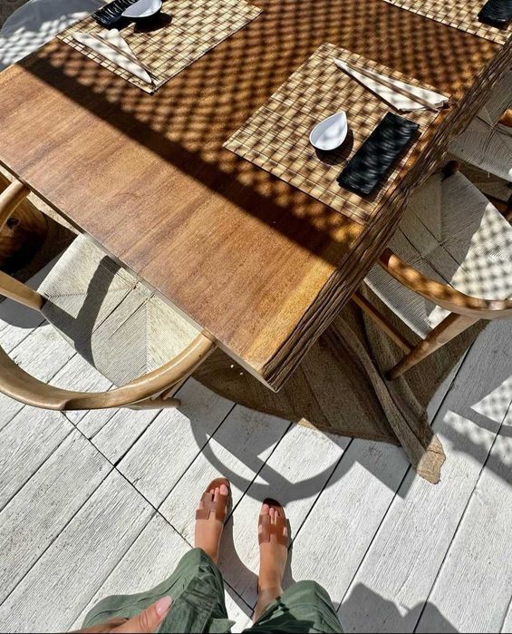 Mesa em madeira exótica em prancha única.Solid wood tables