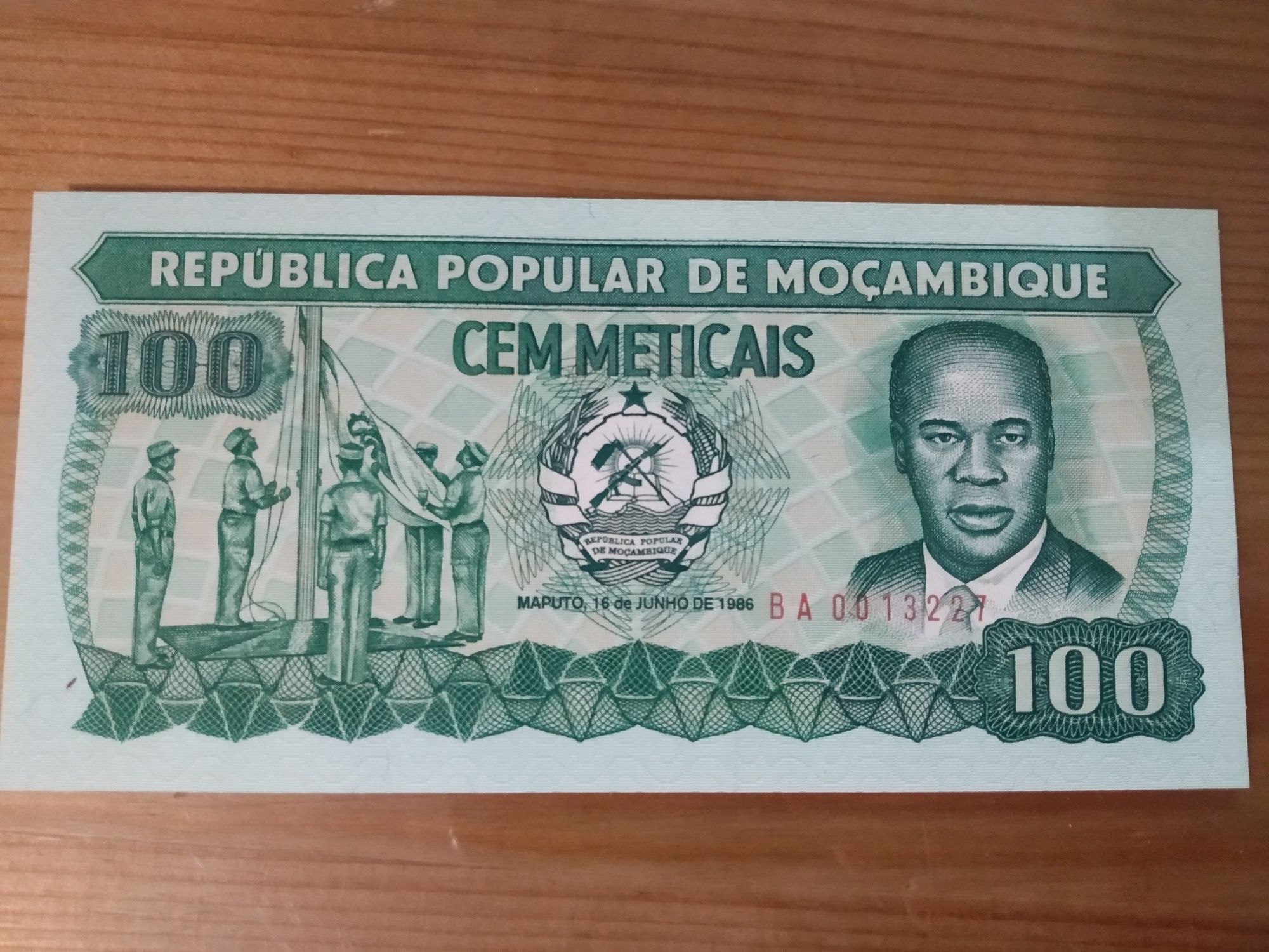 Nota de 100 meticais de Moçambique UNC 1986 , não circulada