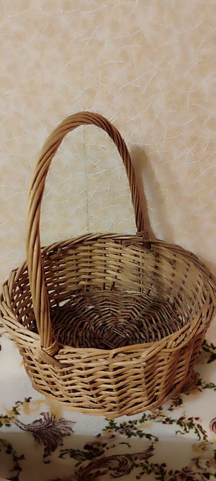 Плетеная корзина с лозы