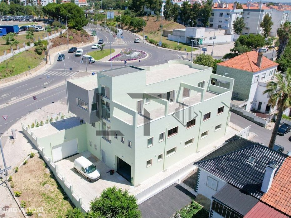 Prédio com Licença de Serviços para Arrendamento em Alfragide, Lisboa