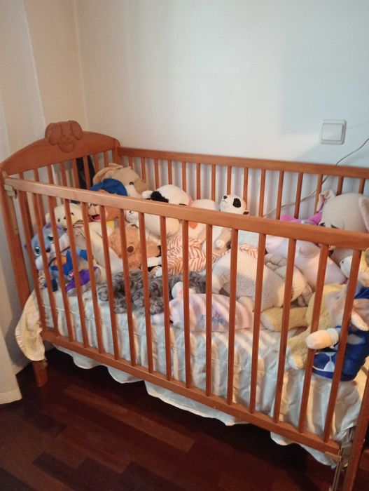 Cama de bebê com colchão em bom estado