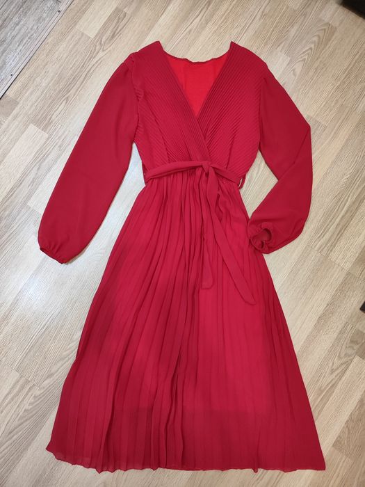 Красиве плаття довжини міді