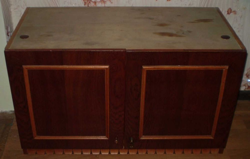 Тумба под трюмо с зеркалами.Стекло-дверца для сервартов. Недорого.