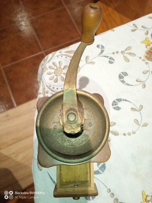 Pequeno e antigo moinho de café julgo que funcional